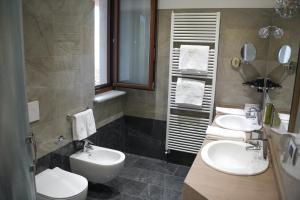 A bathroom at Casa Castella - Langhe