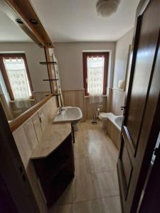 a bathroom with a sink and a toilet and a tub at Maya house in Cetona