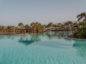 Bazén v ubytovaní Gran Melia Palacio de Isora Resort & Spa alebo v jeho blízkosti
