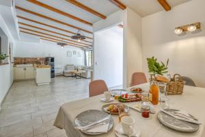 una sala da pranzo con tavolo e cibo di Bajsova domačija a Podcetrtek