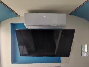 TV a/nebo společenská místnost v ubytování Couples Getaway Bus