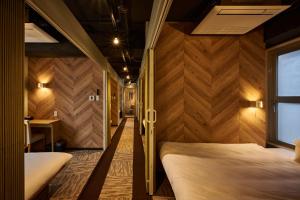 um quarto com duas camas e uma janela em ホテルコンテニュー二条城北 em Quioto