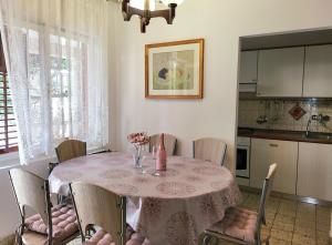 una sala da pranzo con tavolo e una cucina di Villa Brela a Brela