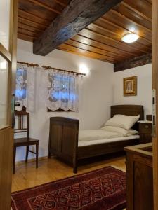- une chambre avec un lit dans une pièce dotée de plafonds en bois dans l'établissement Oak Holiday House Nature, à Krapje