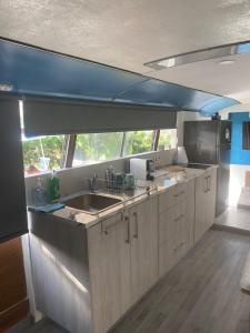 Kuchyň nebo kuchyňský kout v ubytování Couples Getaway Bus