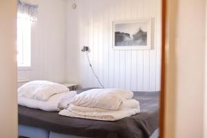 2 cuscini sopra un letto in una camera di Hälleviks Camping a Sölvesborg