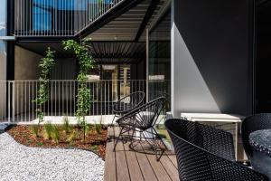 un patio avec des chaises et des plantes dans un bâtiment dans l'établissement Feel Porto Matosinhos City Flats, à Matosinhos