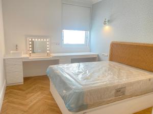 1 dormitorio con cama y tocador con espejo en oh la life! at the top en Santiago de Compostela