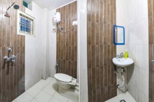 łazienka z toaletą i umywalką w obiekcie FabExpress The Hudco Grand w mieście Patna