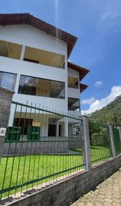 ein Haus mit einem Zaun davor in der Unterkunft Apartamento Vista Linda in Santa Teresa