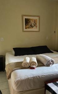 1 Schlafzimmer mit 2 Handtüchern auf einem Bett in der Unterkunft Apartamento Vista Linda in Santa Teresa