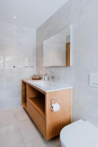 W łazience znajduje się umywalka i lustro. w obiekcie Am Heimberg Skilift - Mullers x Kandahar Suite w mieście Parpan