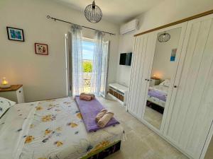 Posteľ alebo postele v izbe v ubytovaní Apartment in Jadranovo 41612