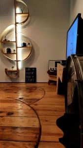 sala de estar con suelo de madera y TV en Casa 40th-Music Wood House, en Óbidos