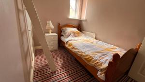 una piccola camera con letto e finestra di Richard's Home a Kidderminster