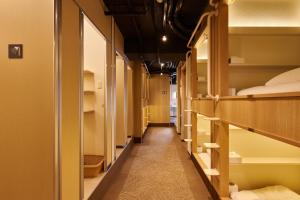 Katil atau katil-katil dalam bilik di CAPSULE HOTEL CONTINUE NijojoKita