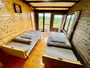 Habitación con 2 camas en una cabaña de madera en DeepSpot - Vacation STAY 19274v en Minamioguni
