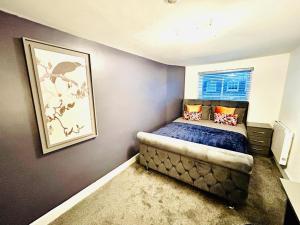 Una cama o camas en una habitación de WhiskAwayStays - Foregate Street - Apartment 5