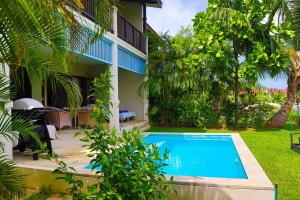- une piscine en face d'une maison dans l'établissement Eden Island Luxury Holiday Home, à Eden Island