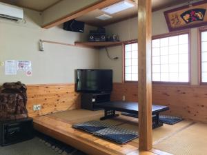 千葉市にあるIzakaya inn "Tsubaki" - Vacation STAY 14130のリビングルーム(テーブル、テレビ付)