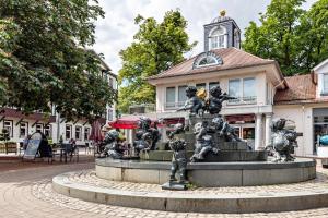 einen Brunnen in der Mitte einer Straße vor einem Gebäude in der Unterkunft Harzburg Stube in Bad Harzburg