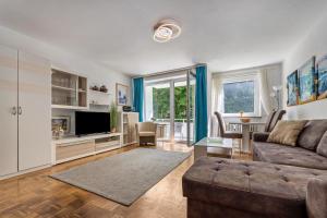 ein Wohnzimmer mit Sofa und Fernseher in der Unterkunft Harzburg Stube in Bad Harzburg