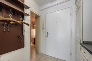 eine Küche mit einer weißen Tür und einem Flur in der Unterkunft Harzburg Stube in Bad Harzburg