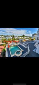 una representación de un complejo con piscina en Marina View Holiday Apartment - Beautiful Views, en Larrakeyah