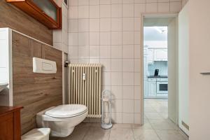 ein Badezimmer mit einem WC und einem Heizkörper in der Unterkunft Harzburg Stube in Bad Harzburg + 14 Fotos