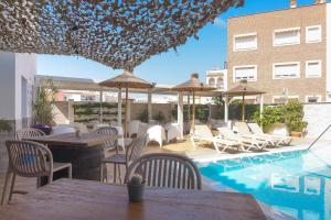 Bazén v ubytování Hostal La Ermita nebo v jeho okolí