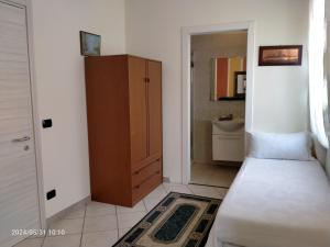 1 dormitorio con 1 cama, armario y baño en B&B Gardasee, en Castelnuovo del Garda