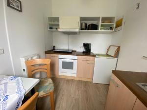 a small kitchen with a counter and a table at Ferienwohnung Felix in Templin