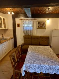 - une cuisine avec une table et un canapé dans une chambre dans l'établissement Oak Holiday House Nature, à Krapje