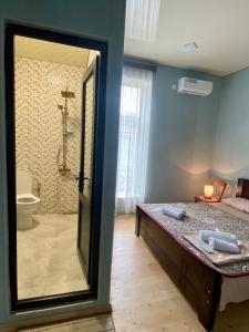 Bilik mandi di Moedani-Very Center Apartments in Kutaisi