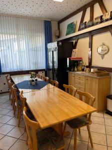 - une salle à manger avec une table et des chaises en bois dans l'établissement Hotel Gästehaus Sonne, à Sinsheim