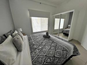 een slaapkamer met een bed en een grote spiegel bij Marina View Holiday Apartment - Beautiful Views in Larrakeyah