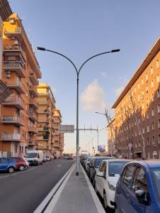 uma rua com carros estacionados na berma da estrada em Casa vacanze Domus Magnifica em Roma