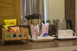 - une table avec une charrette de nourriture et de café dans l'établissement Pallavi International, à Kolkata
