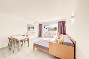 una stanza con un letto, un tavolo e una sala da pranzo di Apartamentos Vista Club a Santa Ponsa Altre 42 foto