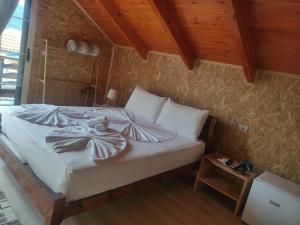 Postel nebo postele na pokoji v ubytování ERDA LAKESIDE Guesthouse + 34 fotografií
