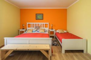 מיטה או מיטות בחדר ב-Apartments Pr Fajfarju