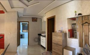 una cucina con un lavello e un piano di lavoro di Charmant appartement bien situé. a Martil
