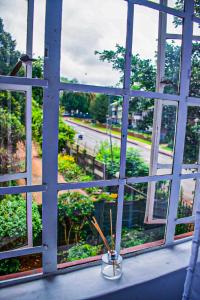 Κήπος έξω από το 2 Bedroom Apartment with Modern Finishes Hill Tud Stays