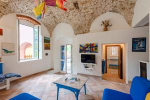 uma sala de estar com uma mesa e cadeiras azuis em Villa Sara - 5 Min From The Sea - Happy Rentals em Finale Ligure