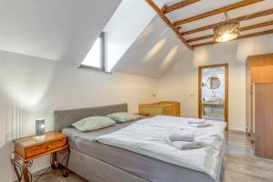 Postel nebo postele na pokoji v ubytování Bajsova domačija + 37 fotografií