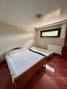 a bedroom with two beds and a window at Huzur dolu bi villada konaklama in Çarşıbaşı
