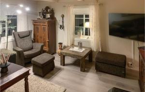 Et sittehjørne på Gorgeous Home In Meldal With Kitchen