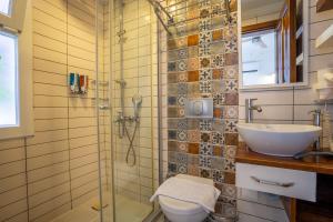 La salle de bains est pourvue d'une douche, de toilettes et d'un lavabo. dans l'établissement Hideaway, à Kaş