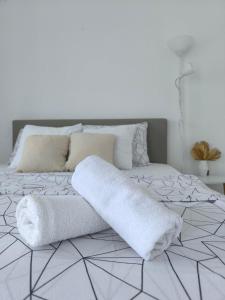 ein weißes Bett mit zwei Handtüchern darauf in der Unterkunft Apartments Jamice in Novi Vinodolski + 23 Fotos