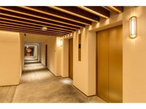 um corredor de um edifício de escritórios com um corredor em The OneFive Terrace Fukuoka - Vacation STAY 33419v em Fukuoka